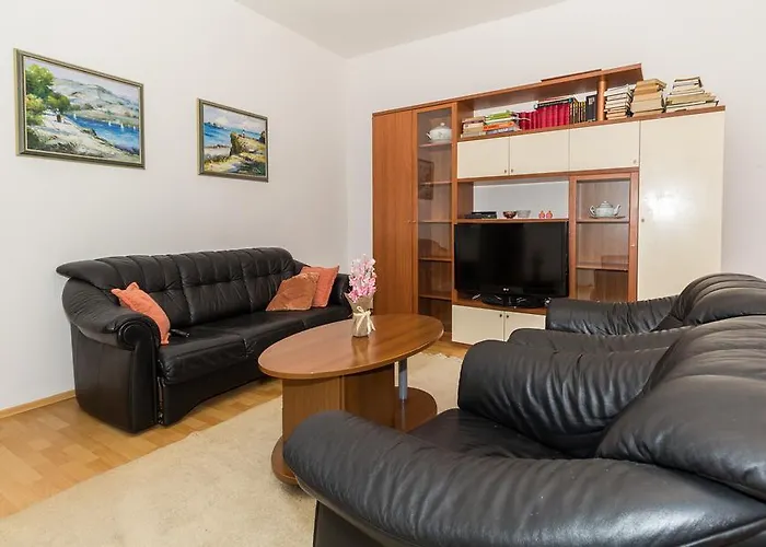 Ana 비오그라드나모루